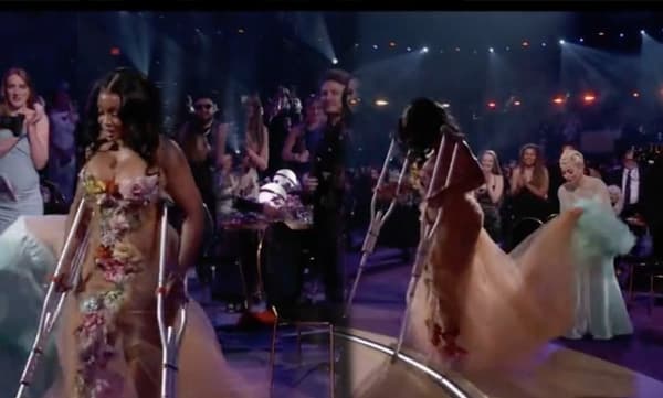 ​ഊന്നുവടിയുമായെത്തിയ ​ഗായികയുടെ വസ്ത്രം ശരിയാക്കി സ്റ്റേജിലേക്ക് കയറാൻ സഹായിച്ച് ലേഡി ​ഗാ​ഗ; വൈറല്‍