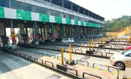 പന്നിയങ്കര ടോള്‍ പ്ലാസ വഴിയുള്ള സ്വകാര്യ ബസ് സര്‍വീസ് നിര്‍ത്തിവച്ചു