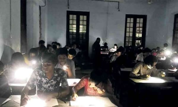 കോളജില്‍ വൈദ്യുതി മുടങ്ങി, ഇരുട്ടിലായ വിദ്യാര്‍ഥികള്‍ മൊബൈല്‍ വെട്ടത്തില്‍ പരീക്ഷ എഴുതി ; വിവാദം