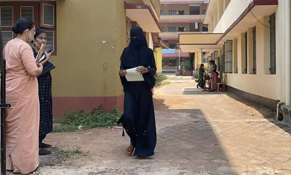 ഹിജാബ് ധരിച്ച പരീക്ഷയെഴുതാന്‍ അനുവദിച്ചില്ല; കര്‍ണാടകയില്‍ രണ്ട് കുട്ടികള്‍ പരീക്ഷാഹാളില്‍ നിന്ന് ഇറങ്ങിപ്പോയി