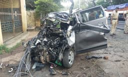 അമ്പലപ്പുഴയില്‍ വിമാനത്താവളത്തിലേയ്ക്ക് പോയ കാറും ലോറിയും കൂട്ടിയിടിച്ച്‌ നാല് മരണം