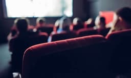 സിനിമാ തിയറ്ററിൽ കൂട്ടത്തല്ല്; ജീവനക്കാർ വാതിലുകൾ പുറത്തുനിന്ന് പൂട്ടി