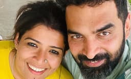 'തൊഴിലില്ലാത്തവര്‍ക്കായി ഈ പുട്ടു മുട്ടക്കറിയും സമര്‍പ്പിക്കുന്നു...'അമൃതയും ഗോപിസുന്ദറും


