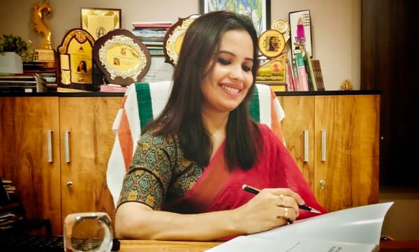 ‘‘ഇതെന്റെ മീ ടു അല്ല. പ്രതികരണം മാത്രമാണ്. തനിച്ചാണെങ്കിലും ഞാൻ പൊരുതും...   മലയാളത്തിലെ പ്രമുഖ എഴുത്തുകാരനെതിരെ ലൈംഗികാരോപണം ഉന്നയിച്ച് യുവ പ്രസാധക