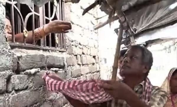 മകന്റെ മൃതദേഹം വിട്ടുകിട്ടണമെങ്കില്‍ പണം നല്‍കണമെന്ന് ആശുപത്രി ജീവനക്കാര്‍; ഭിക്ഷയാചിച്ച് വൃദ്ധ ദമ്പതികള്‍