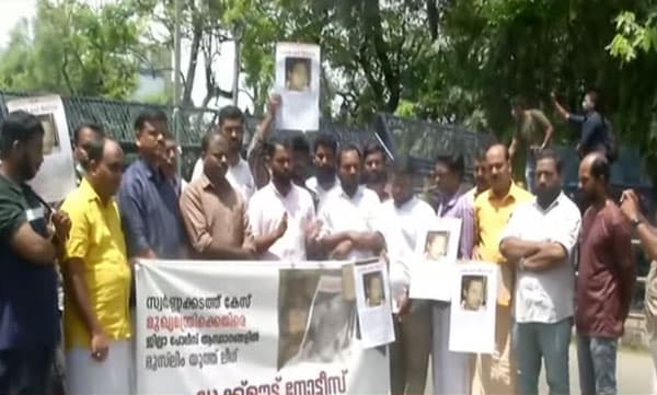 മുഖ്യമന്ത്രിക്കെതിരെ ലുക്കൗട്ട് നോട്ടീസുമായി യൂത്ത് ലീഗ് പ്രതിഷേധം