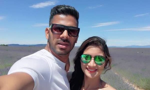 ഭാര്യയുടെയും മക്കളുടെയും പേരെഴുതിയ കടലാസു കഷണം ഉയര്‍ത്തിക്കാട്ടി  തിവാരിയുടെ സെഞ്ചുറി ആഘോഷം