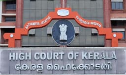 
പശ ഒട്ടിച്ചാണോ റോഡ് നിര്‍മ്മിച്ചത്; പരിഹസിച്ച് ഹൈക്കോടതി
