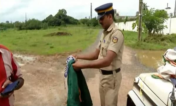 
ഇരുമ്പനത്ത് കോസ്റ്റ്ഗാര്‍ഡ് ഉപേക്ഷിച്ച മാലിന്യത്തില്‍ ദേശീയപതാകയും 