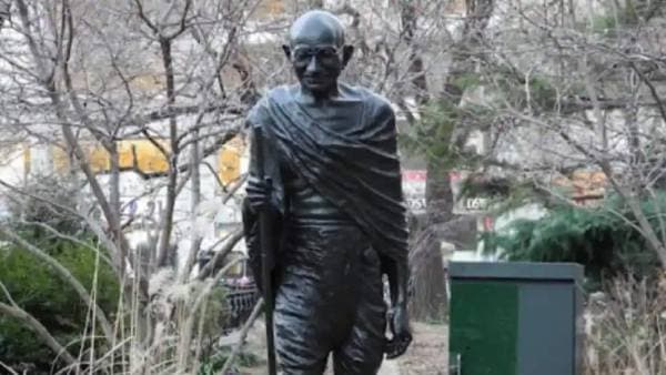 A five-metre-tall statue of Mahatma Gandhi was defaced at a Vishnu temple in Richmond Hill, a city in Ontario province.