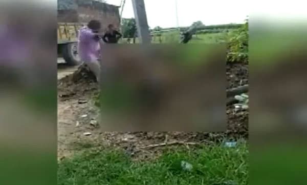 ഗാര്‍ഹിക പീഡനം പരാതിപ്പെടാതിരിക്കാന്‍ ഭാര്യയെ വൈദ്യുതി പോസ്റ്റില്‍ കെട്ടിയിട്ട് മര്‍ദ്ദിച്ചു; ഭര്‍ത്താവും അമ്മയും ഒളിവില്‍ 