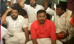 ഇ.ഡിക്കെതിരെ ട്രെയിന്‍ തടഞ്ഞ് പ്രതിഷേധം: യൂത്ത് കോണ്‍ഗ്രസ് നേതാക്കള്‍ അറസ്റ്റില്‍