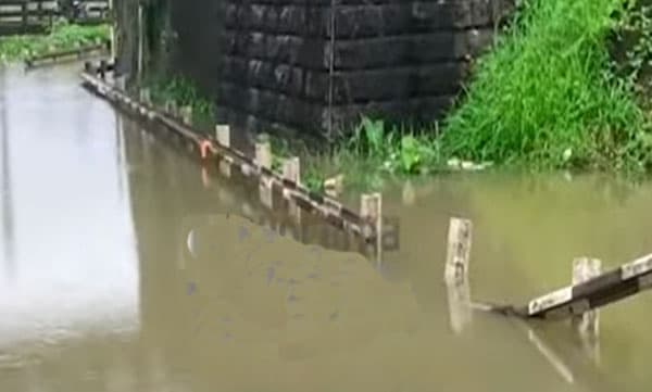 ചാലക്കുടിയില്‍ റെയില്‍വേ ട്രാക്കിലുടെ നടന്ന സ്ത്രീകള്‍ തോട്ടില്‍ വീണു; ഒരാള്‍ക്ക് ഗുരുതര പരിക്ക് 