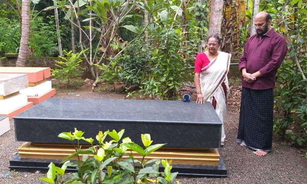 നിളയുടെ തീരത്തെ രാമൻ കണ്ടത്ത് തറവാട്ട് വളപ്പിലെ ബാലൻ കെ നായരുടെ സമാധിക്കരികിൽ പത്നി ശാരദയും നടനായ പുത്രൻ മേഘനാഥനും.