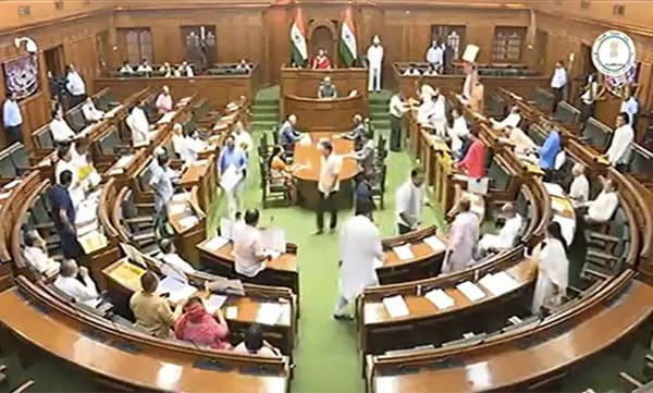 വിശ്വാസ വോട്ടെടുപ്പ് ബഹളത്തില്‍ മുങ്ങി; ഡല്‍ഹി നിയമസഭ ഒരുമണി വരെ പിരിഞ്ഞു