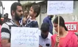 
ശമ്പളമില്ല!; കോട്ടയം കെ.എസ്.ആര്‍.ടി.സി ഡിപ്പോയില്‍ കൈക്കുഞ്ഞുങ്ങളുമായി കണ്ടക്ടര്‍മാരുടെ സമരം