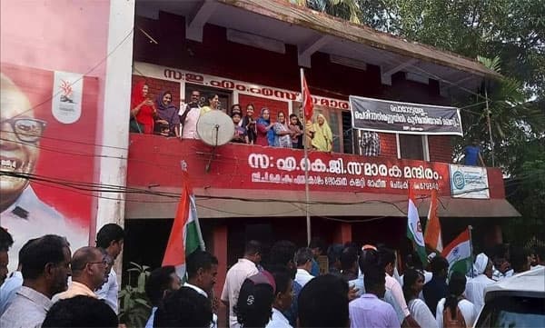 പൊറോട്ടയല്ല, പെരിന്തല്‍മണ്ണയില്‍ കുഴിമന്തിയാണ് ബെസ്റ്റ്; രാഹുല്‍ ഗാന്ധിയെ അപമാനിച്ച് സിപിഎം ഓഫീസിലെ ബാനര്‍