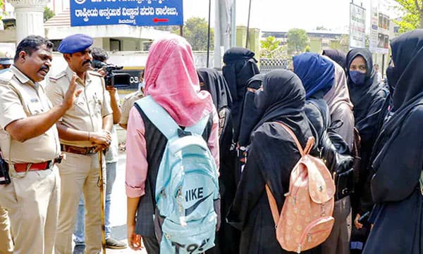
ഹിജാബ് നിരോധന ഉത്തരവ്: സുപ്രീം കോടതി വിശാല ബെഞ്ചിന് വിട്ടു