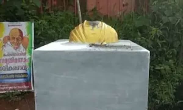 
തിങ്കളാഴ്ച ഉദ്ഘാടനം ചെയ്യാനിരുന്ന ഗാന്ധി പ്രതിമ തകര്‍ത്ത നിലയില്‍; സംഭവം കൊല്ലം എഴുകോണില്‍; പോലീസ് കേസെടുത്തു 