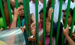 കോര്‍പറേഷനില്‍ ഇന്നും പ്രതിഷേധം; കെട്ടിടത്തിനു മുകളില്‍ കയറി ബി.ജെ.പി കൗണ്‍സിലര്‍മാര്‍; ഗേറ്റിനു മുന്നില്‍ യു.ഡി.എഫ്