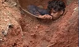 കോട്ടയം മറിയപ്പള്ളിയില്‍ നിര്‍മ്മാണജോലിക്കിടെ മണ്ണിടിഞ്ഞുവീണു; തൊഴിലാളിയെ രക്ഷപ്പെടുത്തി