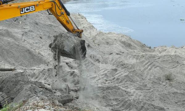 ദേശീയപാതയ്ക്ക് എടുത്ത കുഴിയില്‍ കിടക്കുന്നത് കോടികള്‍ ; 83 ഏക്കറില്‍ ഖനനാനുമതി തേടി വമ്പന്‍മാന്‍