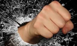 പെണ്‍കുട്ടി ബൈക്കിലിരുന്നത് ഇഷ്ടപ്പെട്ടില്ല ; ശബരിമല തീര്‍ത്ഥാടക സംഘത്തെ ആക്രമിച്ചയാള്‍ പിടിയില്‍