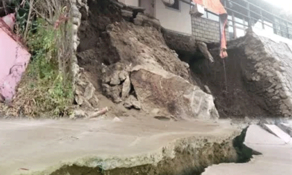 മുന്നില്‍ പൂജ്യം ഡിഗ്രി കൊടും തണുപ്പ് ; പിന്നില്‍ ഇടിഞ്ഞുതാണു കൊണ്ടിരിക്കുന്ന സ്വന്തം വീട് ; ജോഷിമഠില്‍ ഭയന്നു വിറച്ച് ജനങ്ങള്‍