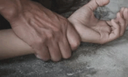 പോലീസ് വീടു വളഞ്ഞു ; പീഡനക്കേസ് പ്രതി ഓട് പൊളിച്ച് ഓടി രക്ഷപ്പെട്ടു, മൊബൈല്‍ ഫോണ്‍ ഓഫാക്കി;  നാടുവിട്ടതായി സംശയം