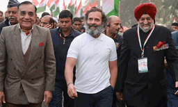 ഭാരത് ജോഡോയാത്ര കൊടും തണുപ്പില്‍, സ്വെറ്റര്‍ പോലുമില്ലാതെ രാഹുല്‍; ടീ ഷര്‍ട്ട് മാത്രം ധരിക്കുന്നതിന് കാരണം ആ പെണ്‍കുട്ടികള്‍