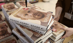 ഹാരി രാജകുമാരന്റെ 'സ്‌പെയര്‍' പുറത്തിറങ്ങി ; വില്‍പ്പനയ്ക്ക് തയ്യാറായത് 25 ലക്ഷം പതിപ്പുകള്‍ ; അഡ്വാന്‍സ് കിട്ടിയത് രണ്ടുകോടി ഡോളര്‍