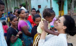 ഗ്രാമത്തിലെ കുഞ്ഞുങ്ങളെ താലോലിക്കുന്ന ചിത്രവുമായി നിത്യ മേനോന്‍ ; ഏറ്റെടുത്ത് ആരാധകര്‍