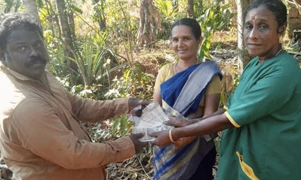 മാലിന്യത്തില്‍ നിന്നും കിട്ടിയത് 50,000 രൂപ ; ഉടമയെ കണ്ട് തിരിച്ചുകൊടുത്ത് ഹരിത കര്‍മ്മ സേനാംഗങ്ങള്‍...!!