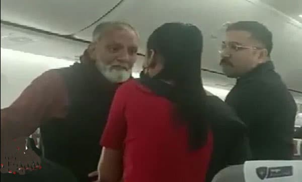 വിമാനത്തില്‍ ജീവനക്കാരിയോട് അപമര്യാദയായി പെരുമാറി; യാത്രക്കാരെ പുറത്താക്കി സ്‌പൈസ്‌ജെറ്റ്