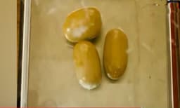 ഗര്‍ഭനിരോധന ഉറകളില്‍ പൊതിഞ്ഞ് മലദ്വാരത്തില്‍ ഒളിപ്പിച്ച് കടത്തല്‍; നെടുമ്പാശേരിയില്‍ 38 ലക്ഷം രൂപയുടെ സ്വര്‍ണം പിടികൂടി