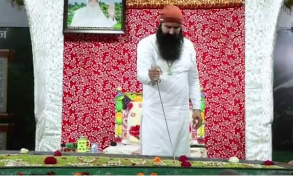 പരോളിലറങ്ങി പ്രതി; വാളുകൊണ്ട് കേക്ക് മുറിച്ച് ആഘോഷമാക്കി ഗുര്‍മിത് റാം റഹീം; വിഡിയോ വൈറല്‍ 
