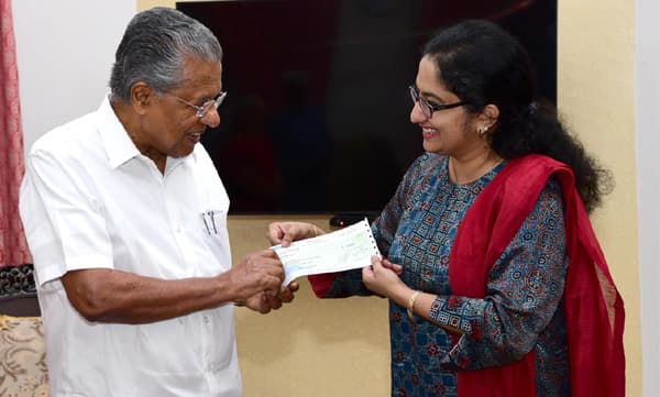ഇന്ത്യയിലെ എറ്റവും മികച്ച കളക്ടര്‍; പുരസ്‌കാര തുക മുഖ്യമന്ത്രിയുടെ ദുരിതാശ്വാസ നിധിയിലേക്ക് കൈമാറി ദിവ്യ.എസ്സ്.അയ്യര്‍