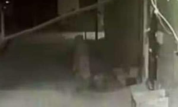 പ്രേതം ? നാടിനെ മുഴുവന്‍ ഭീതിയിലാക്കി വെളളവസ്ത്രം ധരിച്ച സ്ത്രീ രൂപം