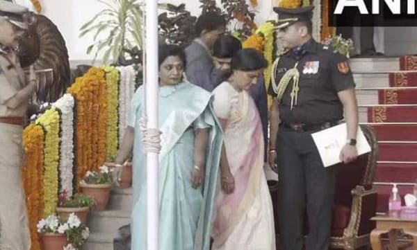 ഗവര്‍ണര്‍– മുഖ്യമന്ത്രി പോര്; റിപ്പബ്ലിക് ദിനാഘോഷം നടത്താതെ തെലങ്കാന, ഹൈക്കോടതി ഉത്തരവ് ലംഘിച്ചു