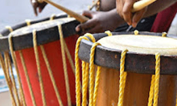 അമേരിക്കയിലും മുംബൈയിലും ഇരുന്ന് ഓണ്‍ലൈനില്‍  'ചെണ്ട' പഠിച്ചു ; മേളവാദ്യത്തില്‍ ഒരുമിച്ച് അരങ്ങേറി സഹോദരിമാര്‍