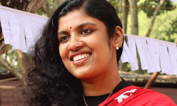  ചിന്താ ജെറോമിന് ‘വാഴക്കുല’ വൈലോപ്പള്ളിയു​ടെ കവിത; തെറ്റുള്ള ഗവേഷണ പ്രബന്ധത്തിലാണ് ഡോക്ട്രേറ്റെന്ന് ആക്ഷേപം