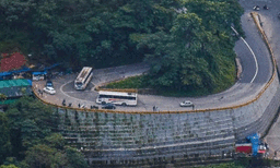 താമരശ്ശേരി ചുരത്തില്‍ വ്യൂപോയിന്റില്‍ കൊക്കയ്ക്ക് സമീപം ബസിന്റെ ബ്രേക്ക് പോയി ; ഡ്രൈവറുടെ മനസ്സാന്നിദ്ധ്യം 37 യാത്രക്കാരെ രക്ഷപ്പെടുത്തി