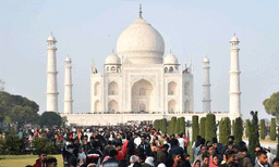 4000 രൂപയുടെ സാധനത്തിന് പറഞ്ഞത് 80,000 രൂപ ; വിലപേശി ടൂറിസ്റ്റ് 37,000 രൂപയ്ക്ക് വാങ്ങി ; കടയുടമ ഉള്‍പ്പെടെ മൂന്ന് പേര്‍ പിടിയില്‍