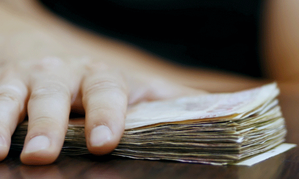 കൈക്കൂലിയായി നല്‍കിയ ഐഫോണിന്റെ നിറവും ജി.ബി.യും പോരാ ;  വേറെ ഫോണും മൂന്നരലക്ഷം രൂപയും വാങ്ങി എസ്ഐ കുടുങ്ങി..!!