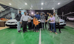 ജീവനക്കാര്‍ക്ക് പുത്തന്‍ ടൊയോട്ട ഗ്ലാന്‍സ സമ്മാനിച്ച് ഐടി കമ്പനി
