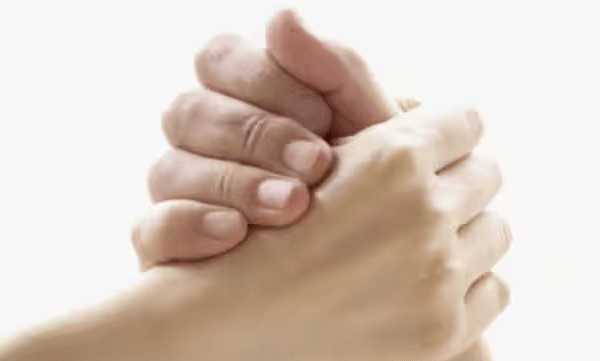 പഞ്ചഗുസ്തി മത്സരത്തില്‍ പെണ്‍കുട്ടിയുടെ കൈയ്യൊടിഞ്ഞു, പഞ്ചായത്ത് സെക്രട്ടറിയ്ക്കുമേല്‍ മനുഷ്യാവകാശ കമ്മീഷന്റെ കേസ്