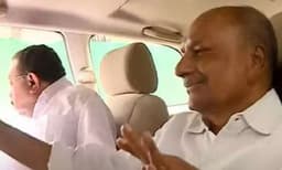 മതിയായ ചികിത്സ നല്‍കാന്‍ പാര്‍ട്ടി തയാറാണ്; ഉമ്മന്‍ചാണ്ടിയെ എ.കെ ആന്റണിയും, എം.എം ഹസനും സന്ദര്‍ശിച്ചു   
