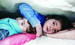 തകര്‍ന്നുവീണ കൂറ്റന്‍ കോണ്‍ക്രീറ്റ് പാളിക്ക് കീഴില്‍ സഹോദരന് രക്ഷാകവചമായി ഏഴുവയസ്സുകാരി കിടന്നത് 17 മണിക്കൂര്‍ ; സിറിയയില്‍ നിന്നും കണ്ണുനിറയും കാഴ്ച 