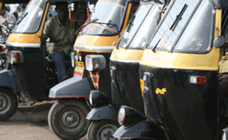 അതിദാരിദ്ര്യം നിര്‍മാര്‍ജനം ചെയ്യാന്‍ 'ഒപ്പം' പദ്ധതി ; റേഷന്‍ കടയില്‍ വരാന്‍ പറ്റാത്തവര്‍ക്ക് അരിയും ഗോതമ്പും വാങ്ങി ഓട്ടോ തൊഴിലാളികള്‍ വീട്ടില്‍ കൊണ്ടു തരും