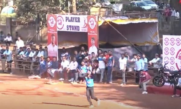 ഇതൊരു ഒന്നൊന്നര ക്യാച്ച് തന്നെ! വാഴ്ത്തി സച്ചിനും മൈക്കല്‍ വോണും - വീഡിയോ